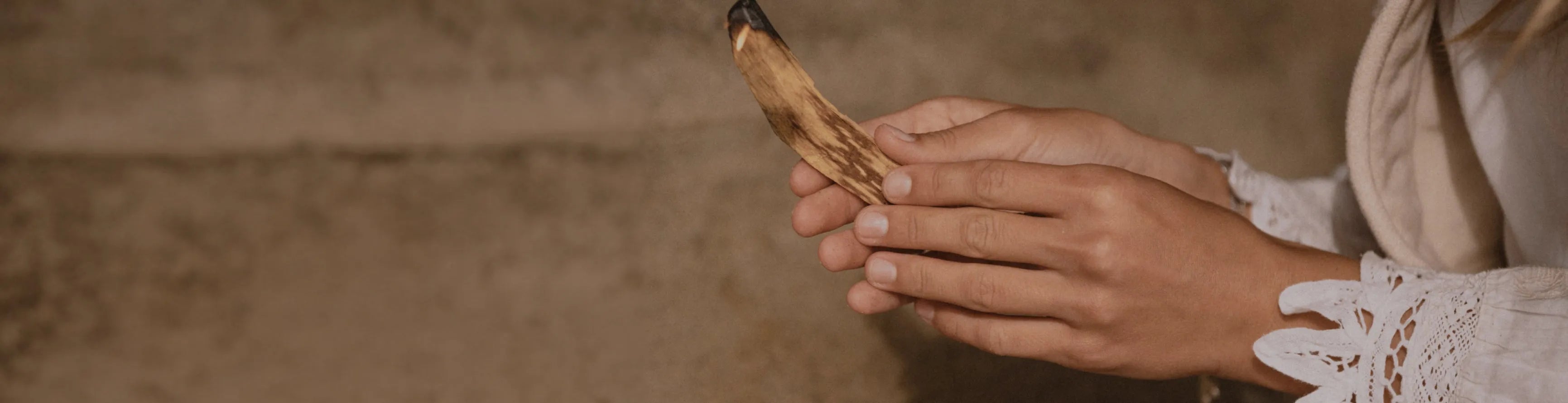 PALO_SANTO_MANOS - Luna Sundara