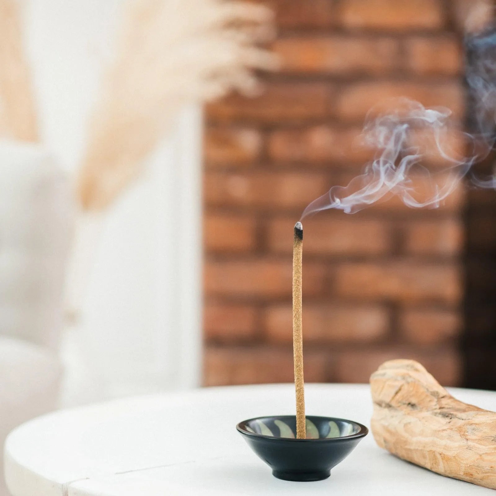 palo-santo-hand-rolled-incense-sticks-from-100percent-wild-peruvian-palo-santo-luna-sundara-3 - Luna Sundara